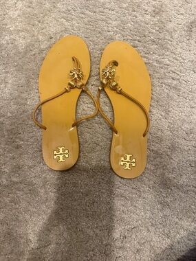 Tory Burch Mustard Yellow Leather Logo Thong Sandals. Size 9
